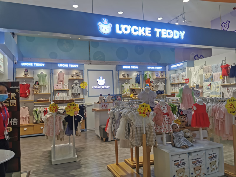 商用展柜：商品陳列的“視覺引擎”與品牌傳播的“無聲推手”